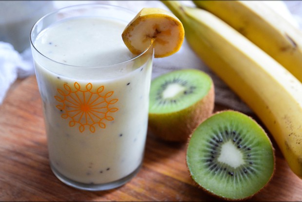 Смузи из банана и киви на молоке