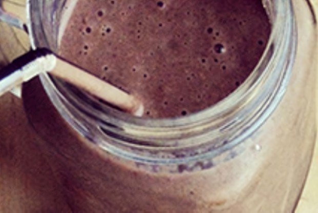 Смузи из банана, шпината, какао, корицы и молока