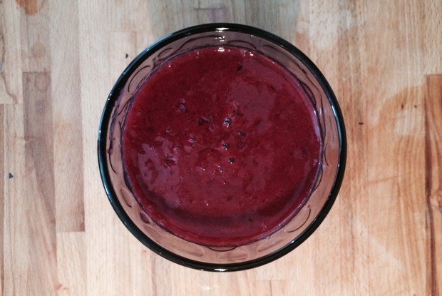 Смузи из черной смородины, банана и нектарина