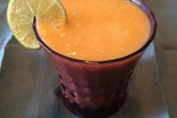 Смузи из манго и груши с гречневыми хлопьями