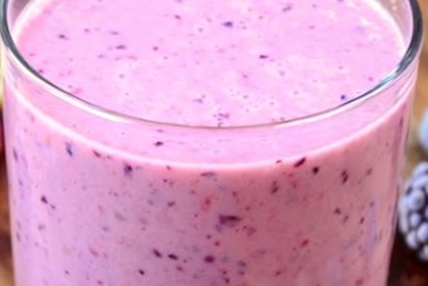 Смузи из сельдерея, черники, банана и лимонного сока