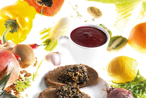 Смузи из замороженной черники и голубики, апельсинов и фиников