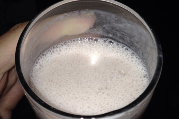 Смузи с бананом и клубникой