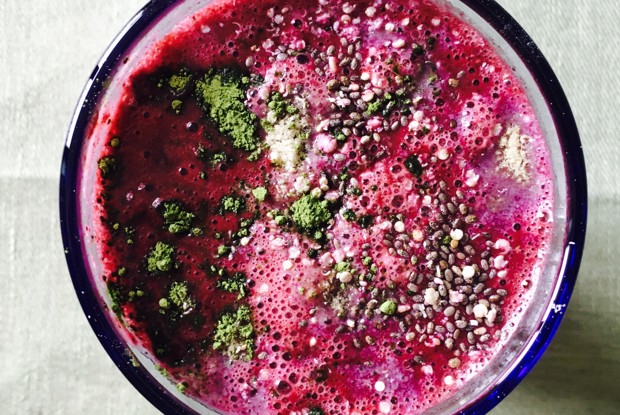 Смузи с черникой и бананом с добавлением чая матча