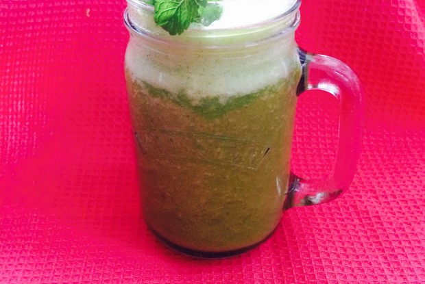 Смузи с дыней, манго, щавелем и базиликом