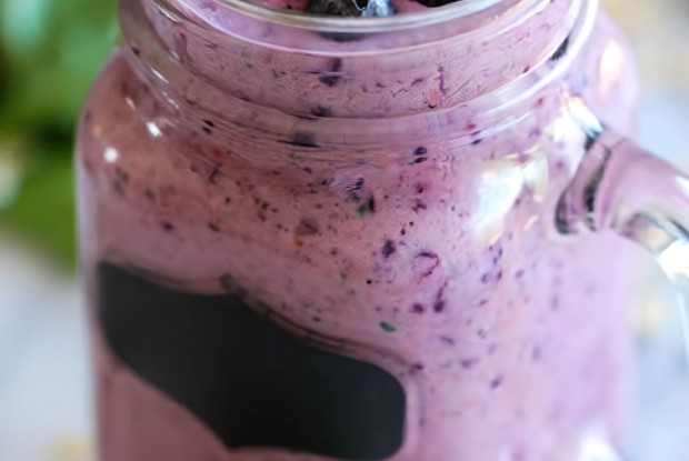 Смузи с голубикой и бананом