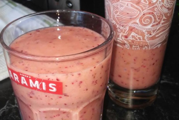 Смузи с грейпфрутом, бананом и клюквой