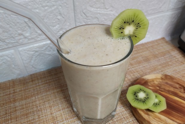 Смузи с киви, грушей и овсянкой