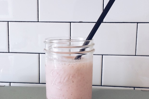 Смузи с клубникой, бананом и ананасами