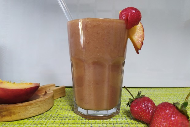 Смузи с клубникой и нектарином