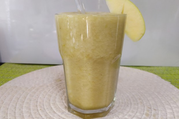 Смузи с яблоком и бананом