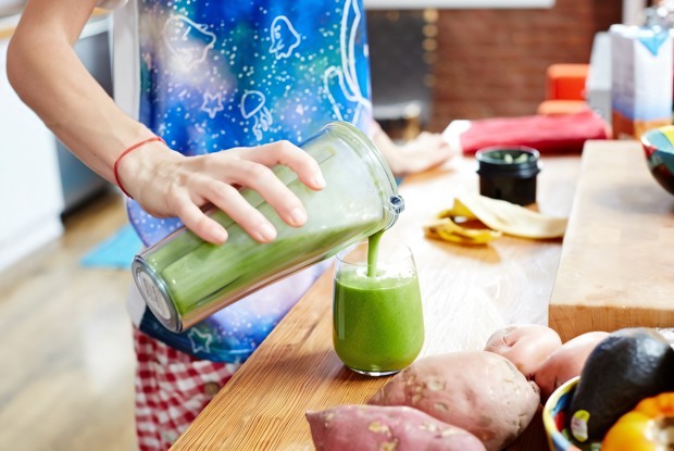 Смузи со шпинатом и миндальным молоком