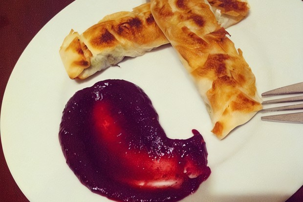 Снэки с камамбером и винным соус из брусники и вишни