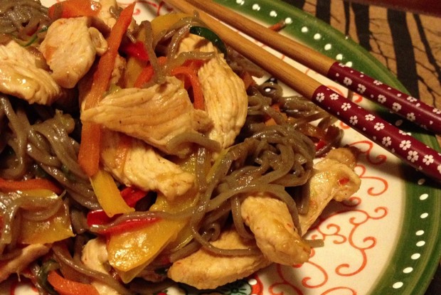 Соба с индейкой и овощами