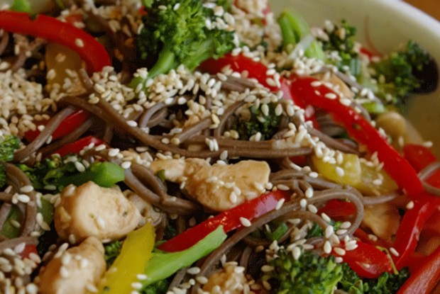 Соба с курицей и овощами