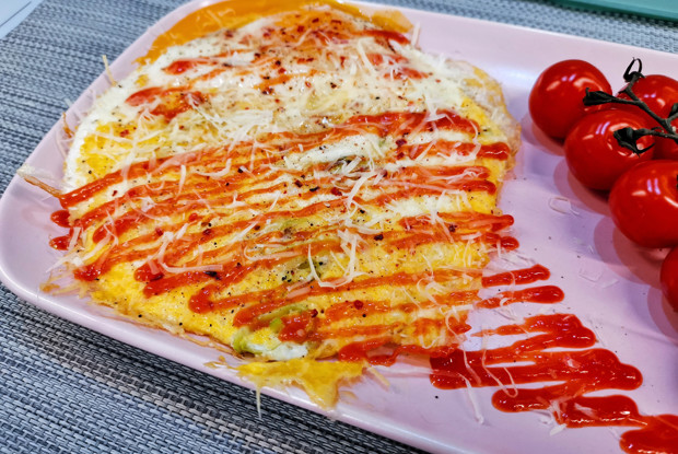 Сочная луковая яичница с сыром