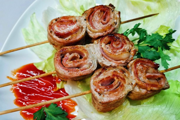 Сочная свиная вырезка с беконом