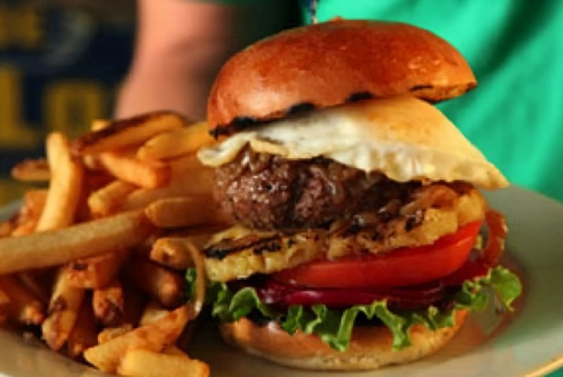 Сочный бургер с ананасом