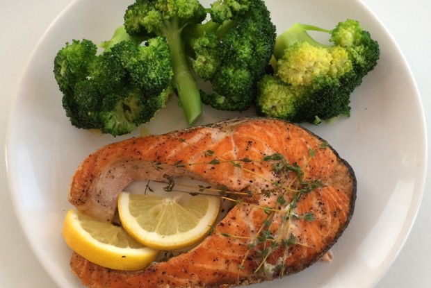 Сочный лососевый стейк с брокколи