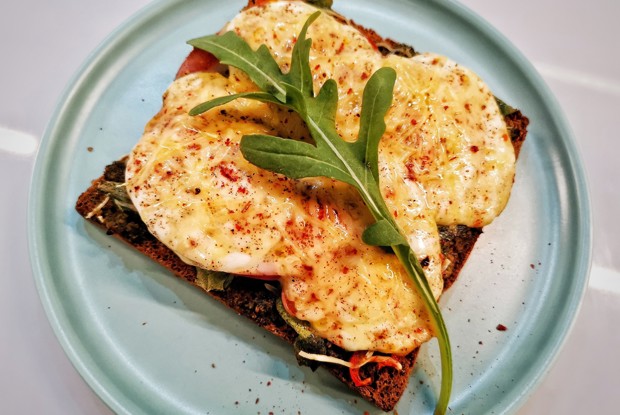 Сочный сэндвич с моцареллой и пармезаном