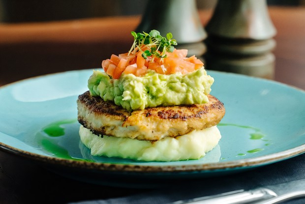 Сочные котлеты из трески с картофельным пюре и авокадо