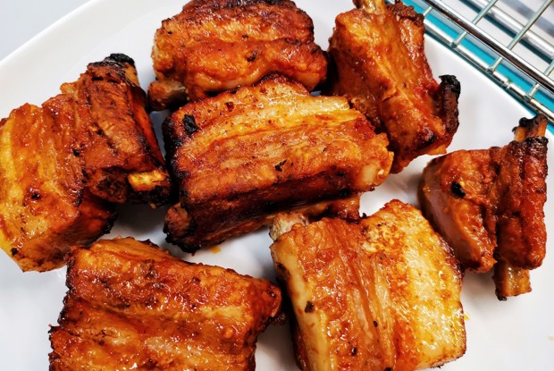 Сочные свиные ребра, запеченные в рукаве