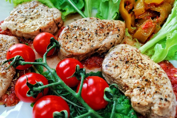 Сочный стейк из шейки свинины