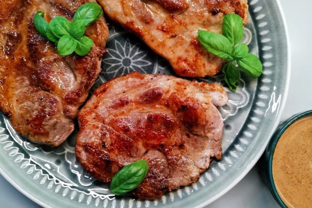 Сочный стейк из свинины