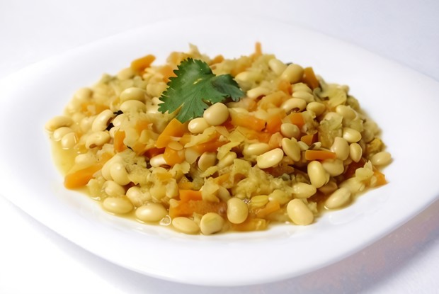 Согревающее карри из соевых бобов и красной чечевицы