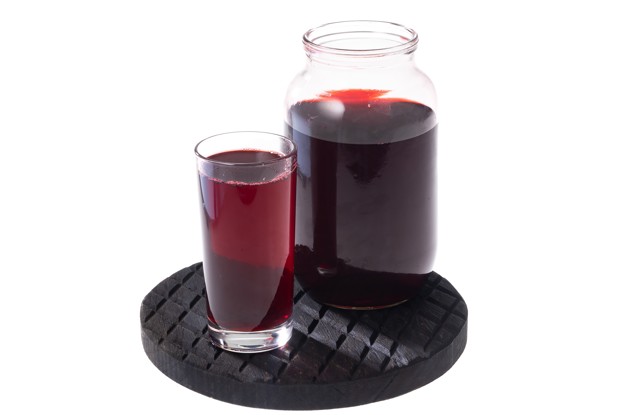 Сок на зиму из яблок и черноплодной рябины