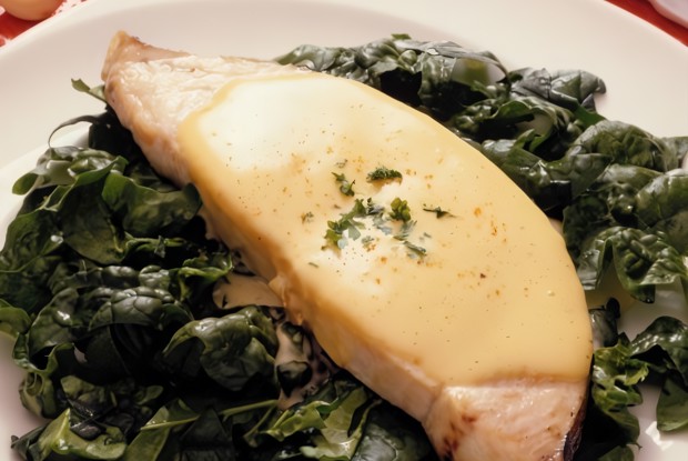 Соленая треска со шпинатом и соусом бешамель