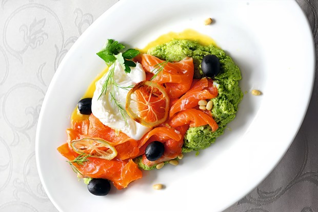 Соленая семга на подушке из брокколи