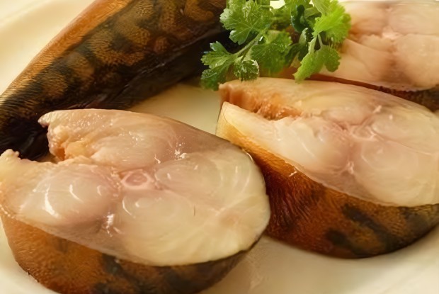 Соленая скумбрия в чайном рассоле