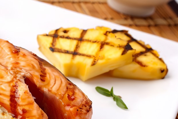 Соленые ананасы на гриле с чили