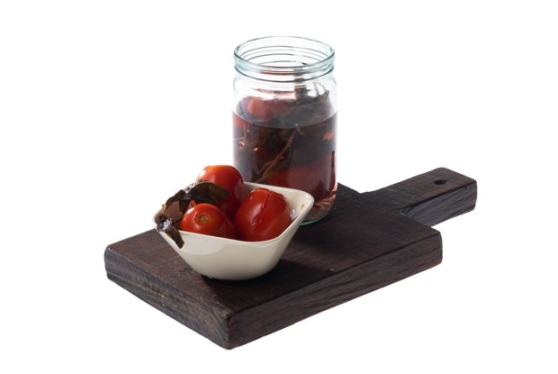 Соленые помидоры с базиликом