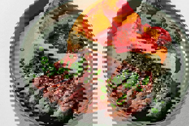 Соленый сырный пирог с ростбифом