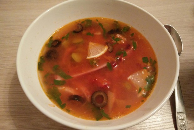 Солянка мясная с солеными огурцами