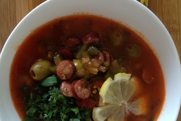 Солянка с копчеными ребрами и колбасками