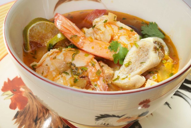 Солянка с пастой том-ям и лимонной травой