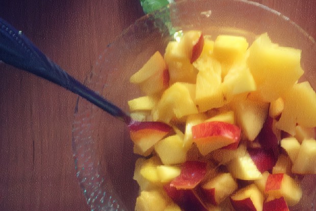 Солнечный фруктовый салат из манго, ананасов и персиков