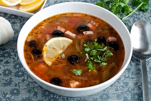 Солянка с говядиной и языком