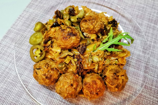 Солянка с каперсами и вялеными халапеньо