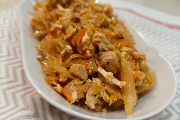 Солянка с куриными бедрышками и адыгейским сыром