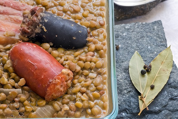 Сосиски с чечевицей