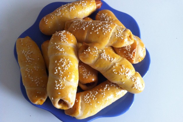 Сосиски с моцареллой в дрожжевом тесте