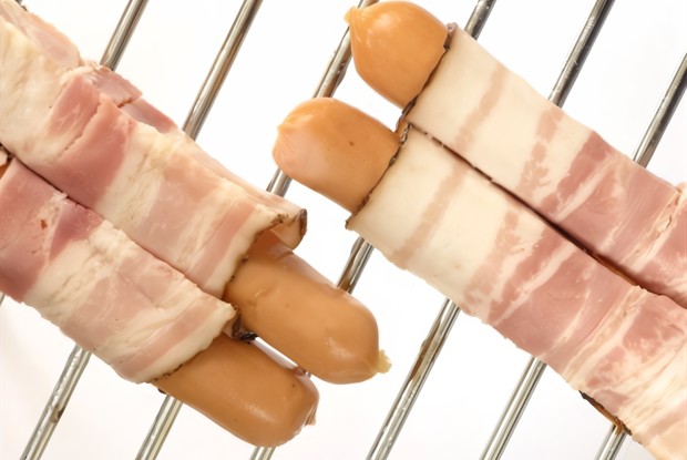 Сосиски с шалфеем, панчеттой и свежей томатной сальсой