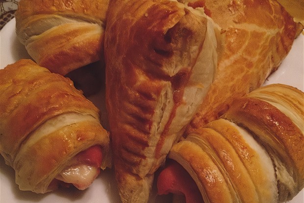 Сосиски с сыром в слоеном тесте