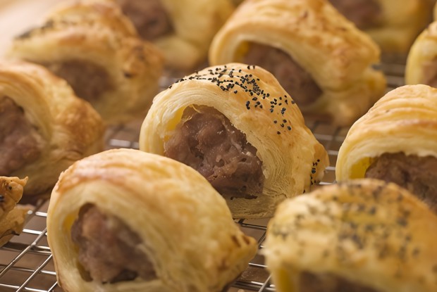 Сосиски в тесте с кунжутом и маком