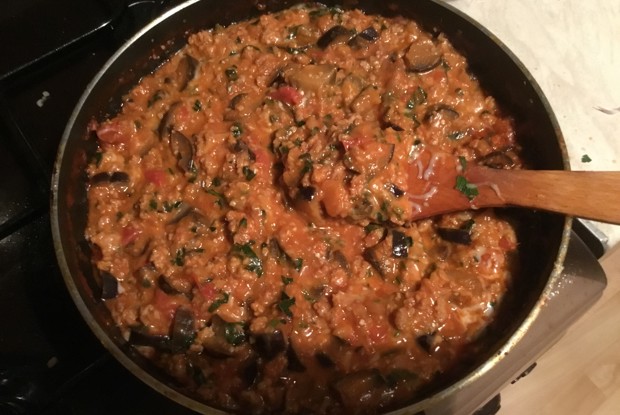 Соте из баклажанов с курицей и сулугуни