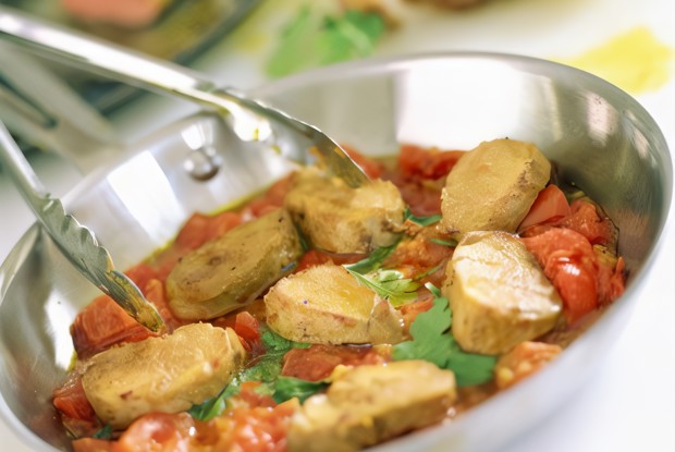 Соте из куриных грудок с томатами, маслинами и белым вином